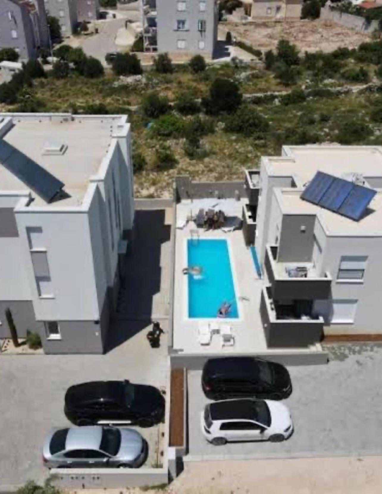 The Palms Luxury Pool Apartment Novalja